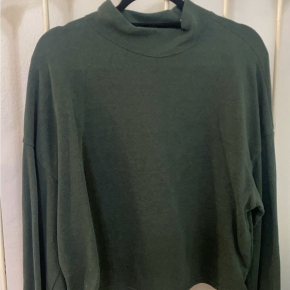 Emerald green mock neck cropped sweater - Picture 3 of 5